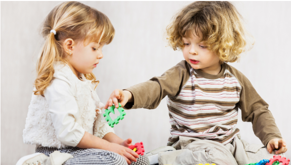 Zabawki sensoryczne – co to znaczy i jak wspierają rozwój dziecka?